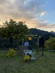DJ profesional animando boda en Barcelona con luces y gente bailando