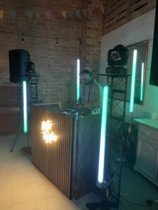 DJ profesional animando evento corporativo en Barcelona con luces e invitados