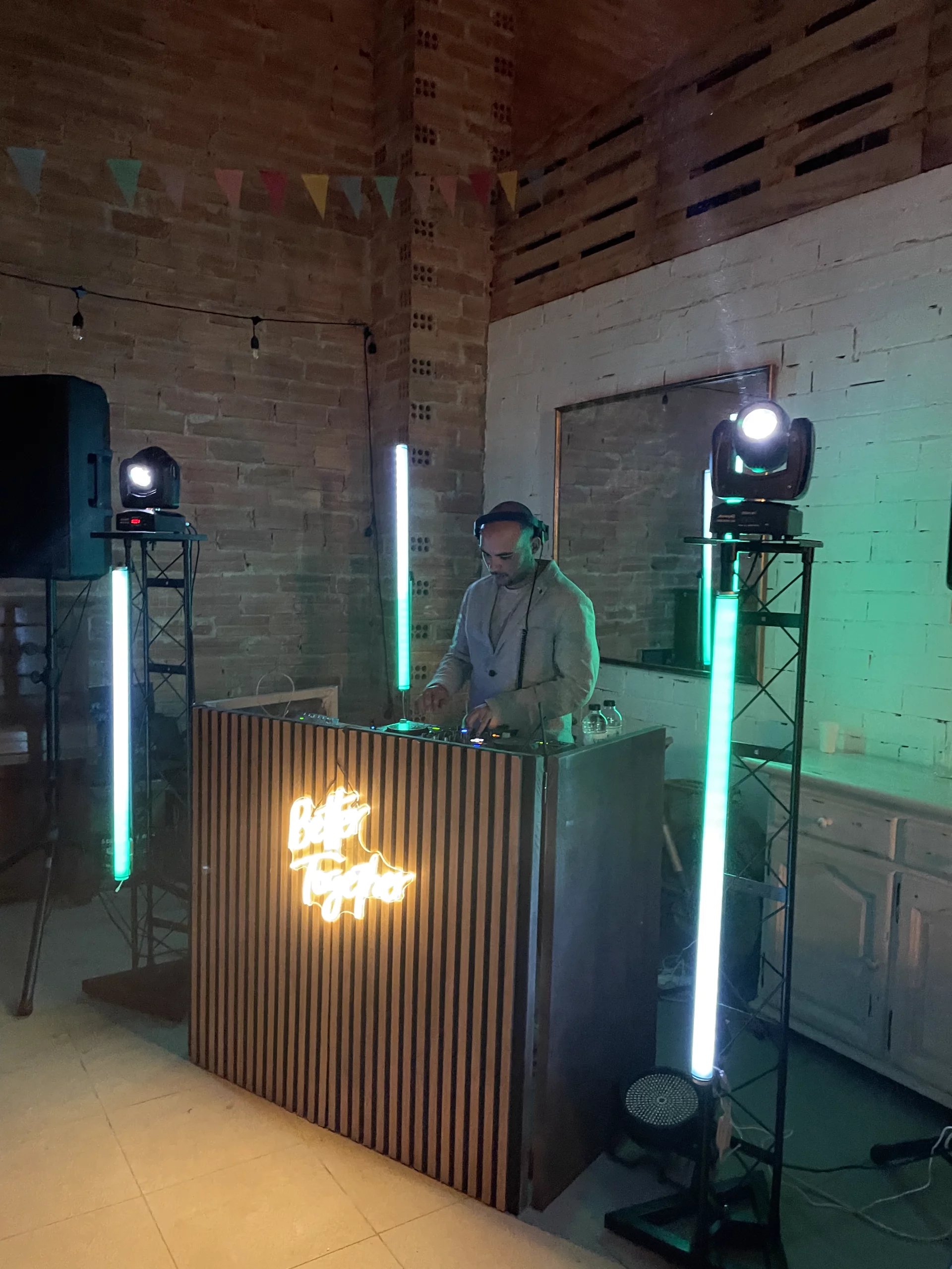 DJ Carlos en acción en boda Barcelona
